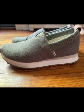 Toms Women’s Gray Resident Plus Shoe